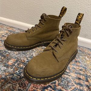 101 Tumbled Nubuck Leather Dr. Martens Olive Green Ankle Boots US Men’s 7 UK 6